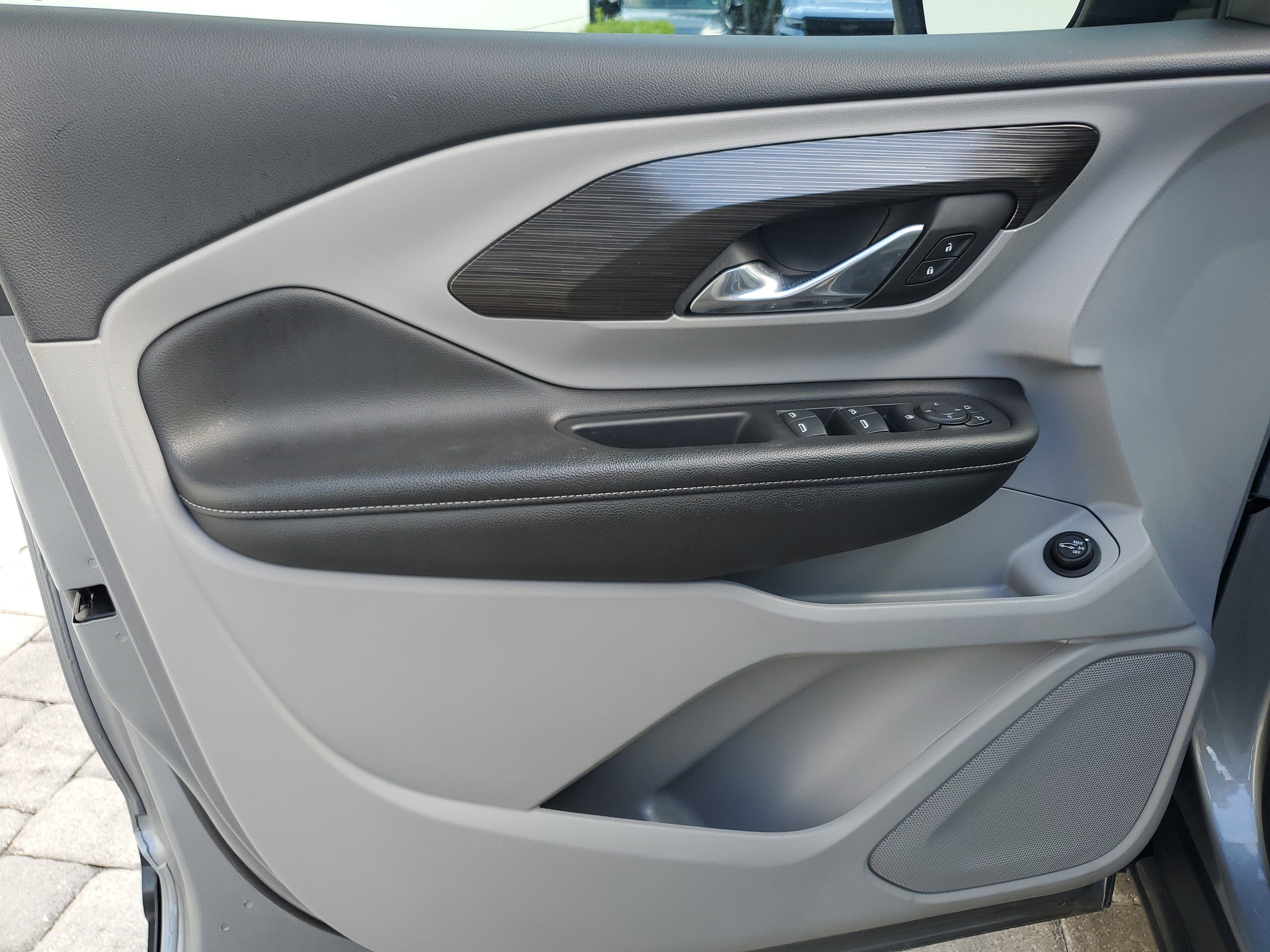 Used 2024 GMC Terrain SLE w/ Driver Convenience Package image 10