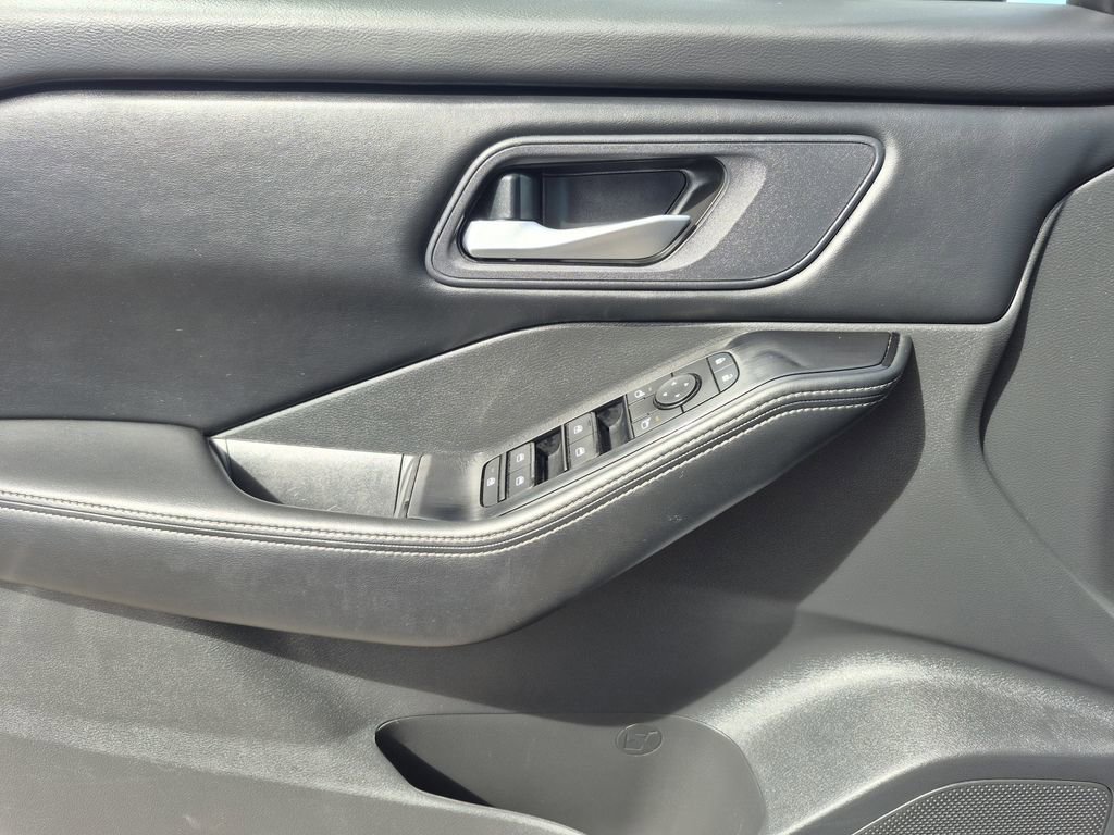 Used 2025 Nissan Rogue SV image 7