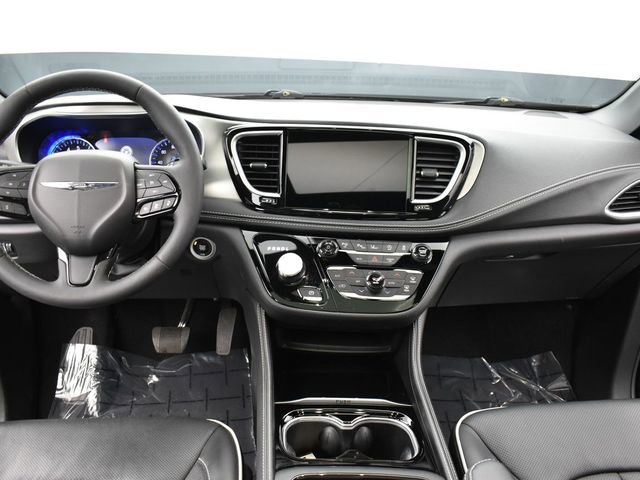 Used 2024 Chrysler Pacifica Limited w/ S Appearance Package image 9