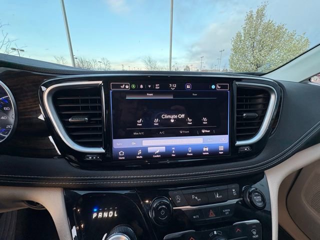 Used 2023 Chrysler Pacifica Limited image 24