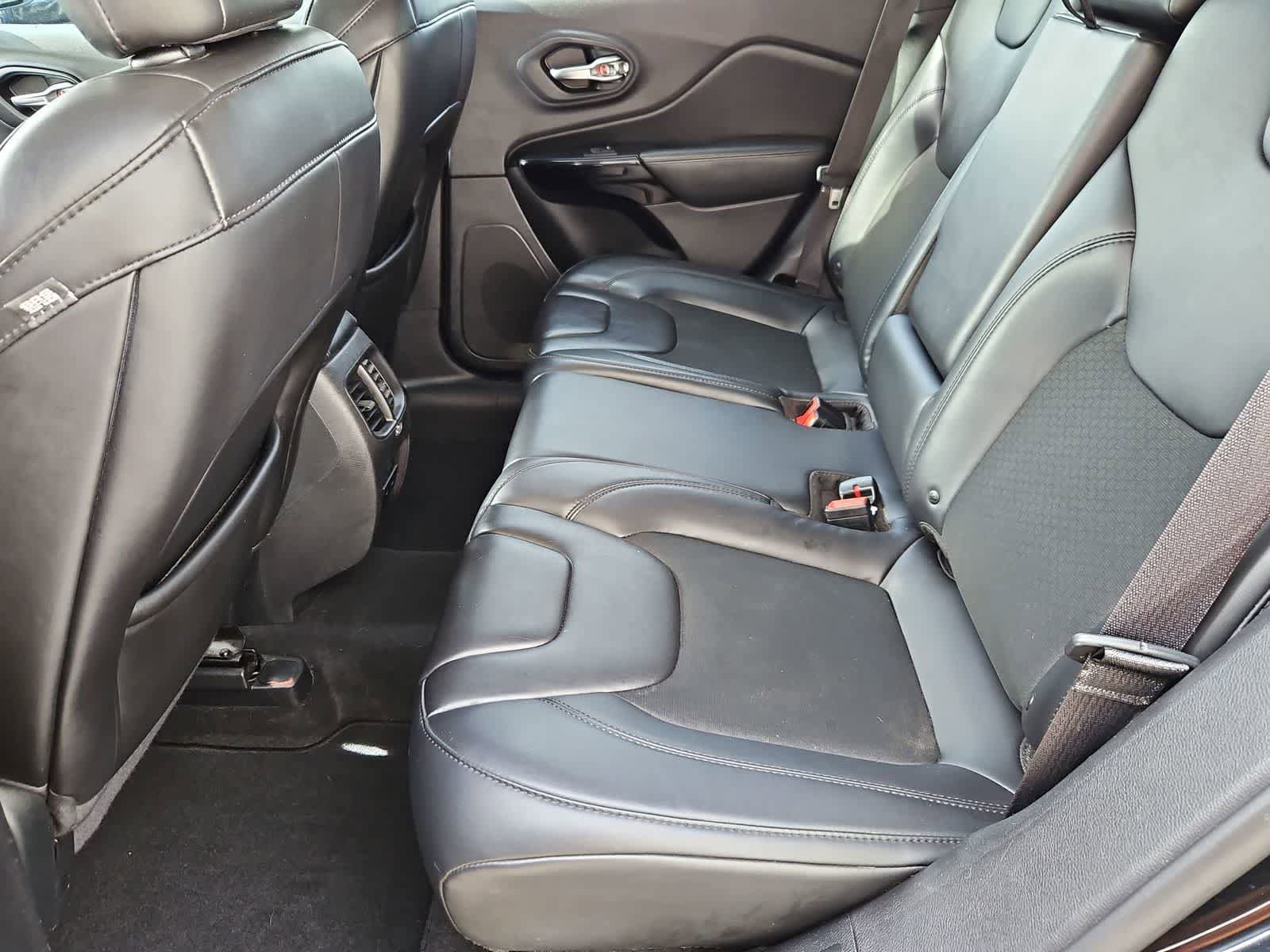 Used 2019 Jeep Cherokee Latitude Plus AWD/4WD image 19