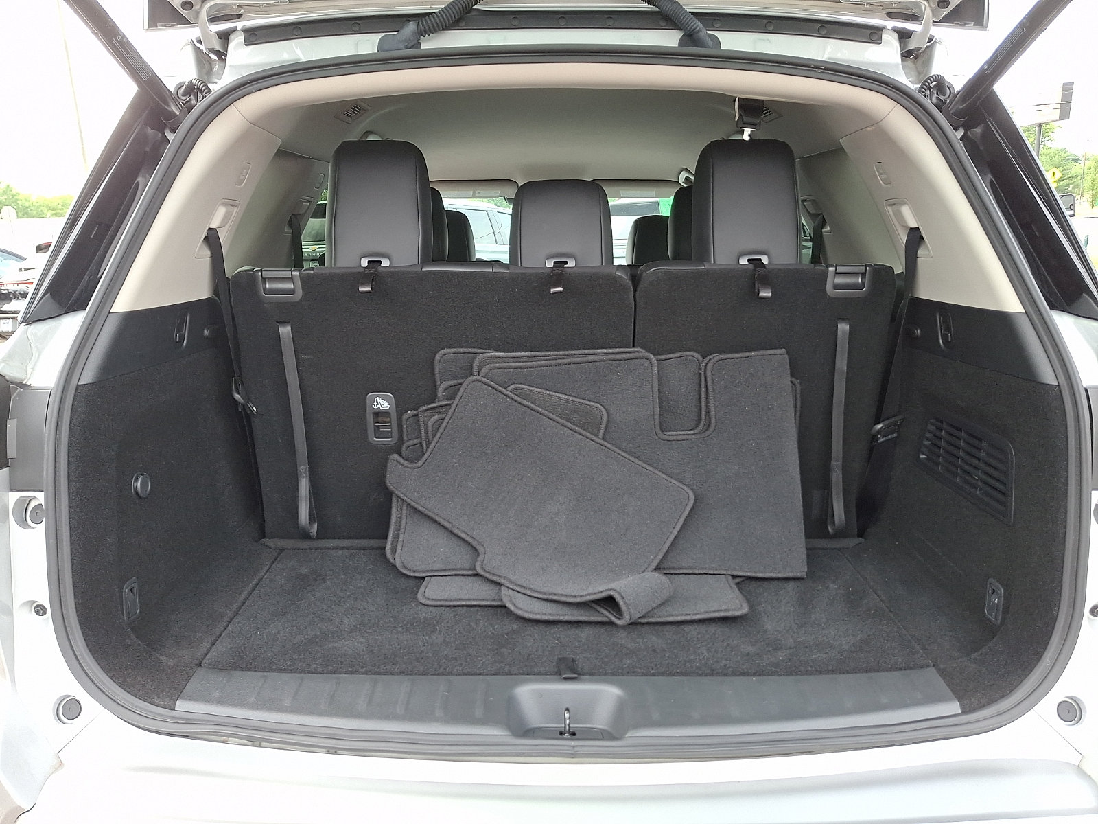 Used 2025 Nissan Pathfinder SL AWD/4WD image 33