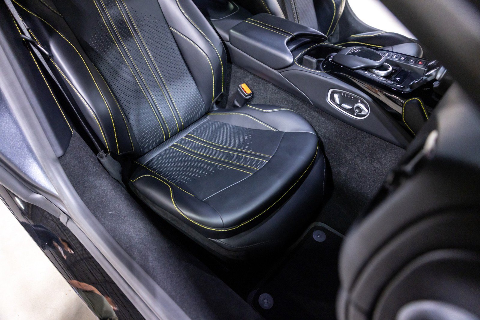 Used 2022 Aston Martin V8 Vantage Coupe RWD image 29