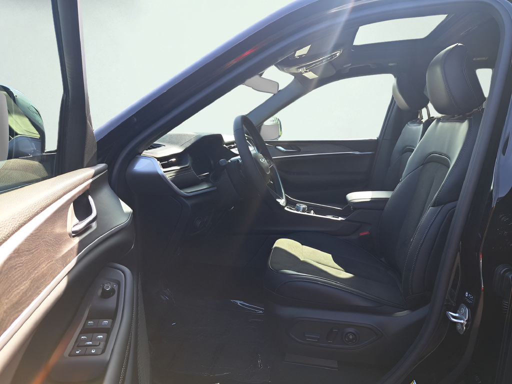 New 2026 Jeep Grand Cherokee Altitude AWD/4WD image 10