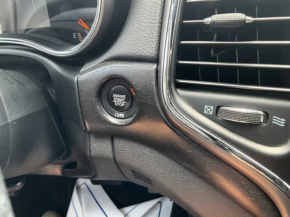 Used 2018 Jeep Grand Cherokee Laredo AWD/4WD image 19