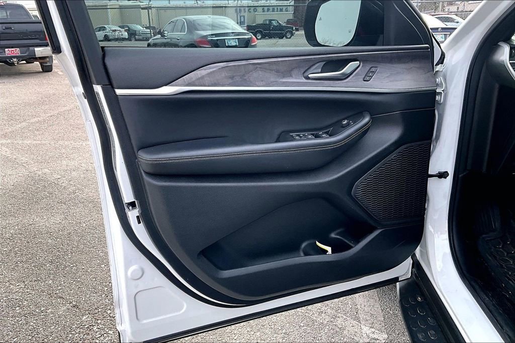 Used 2024 Jeep Grand Cherokee Limited w/ Black Appearance Package image 24