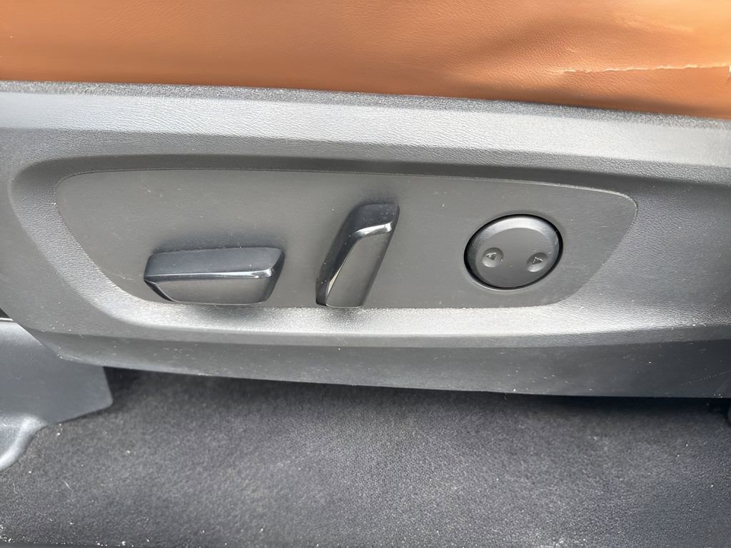 Used 2023 Nissan Pathfinder Platinum w/ Black Appearance Package AWD/4WD image 10