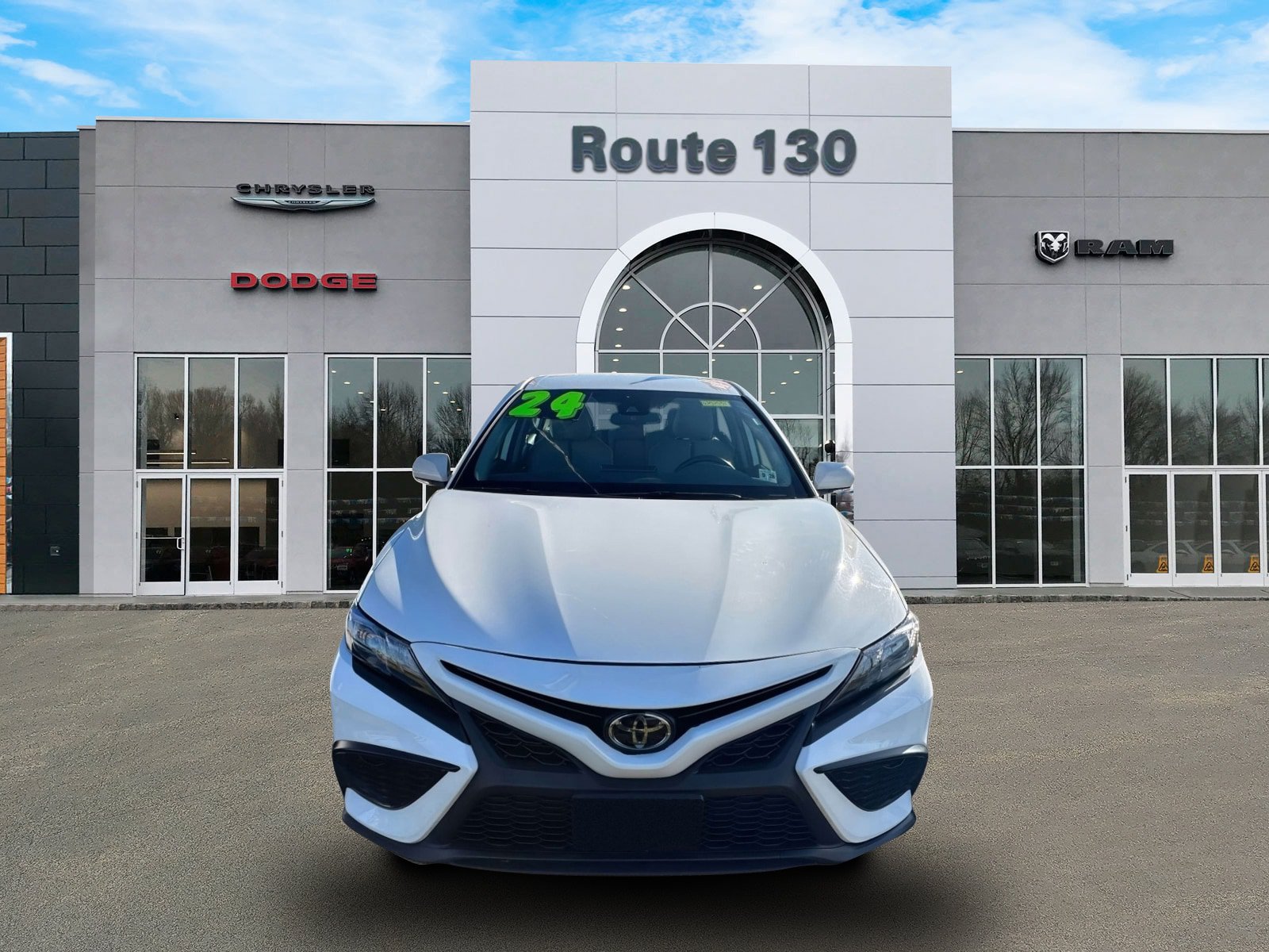 Used 2024 Toyota Camry SE FWD image 3
