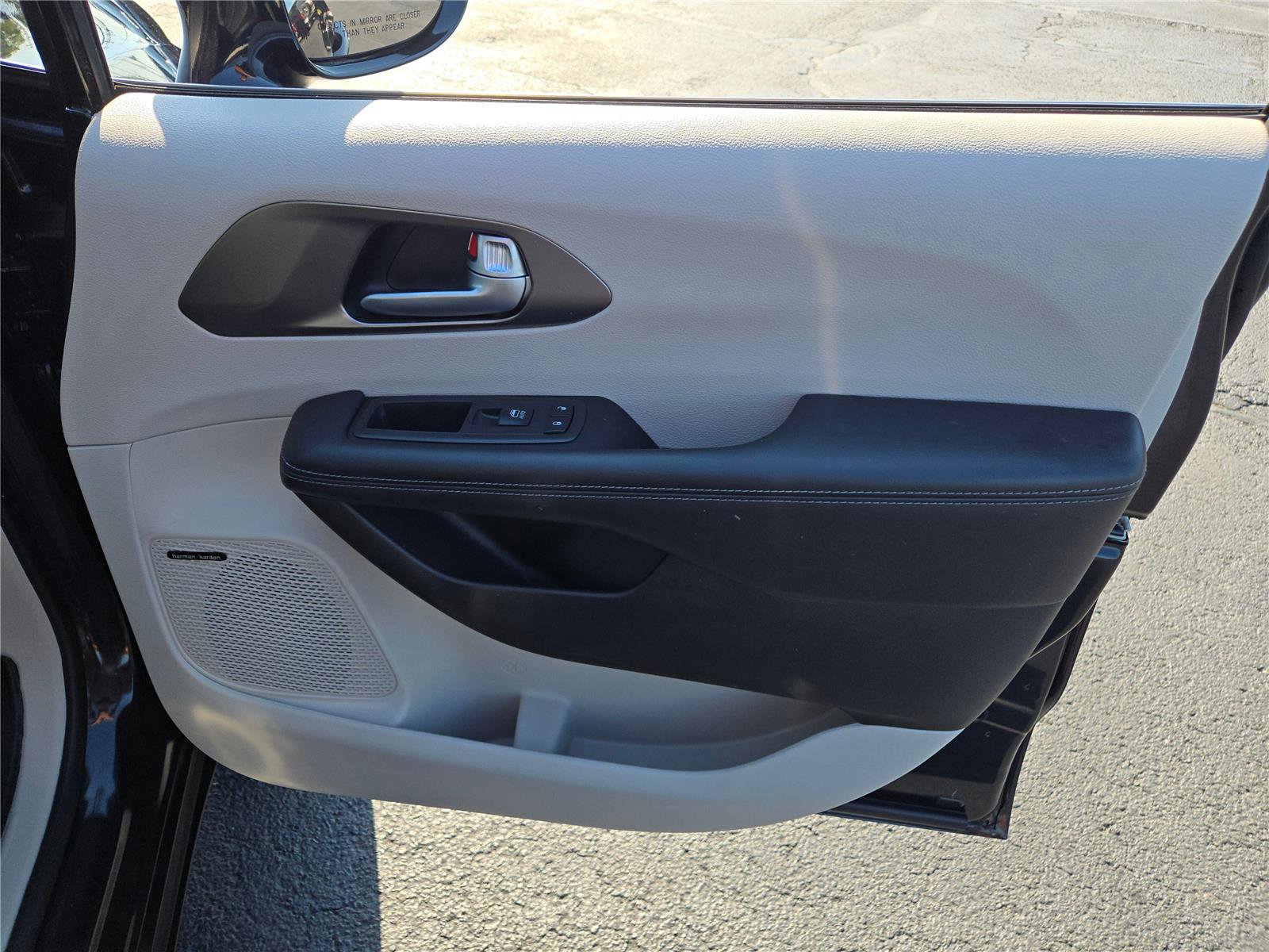 Certified 2018 Chrysler Pacifica Limited image 4