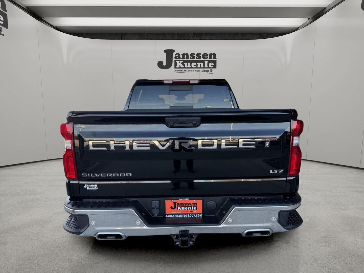 Used 2022 Chevrolet Silverado 1500 LTZ w/ LTZ Convenience Package II AWD/4WD image 2