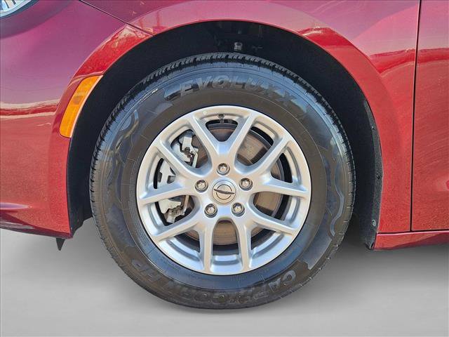Used 2023 Chrysler Pacifica Touring-L FWD image 23