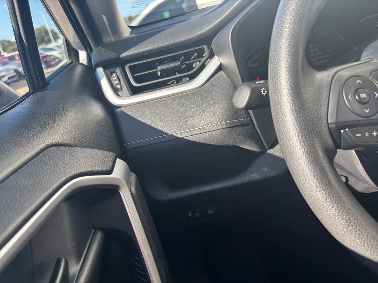 Used 2025 Toyota RAV4 LE image 33