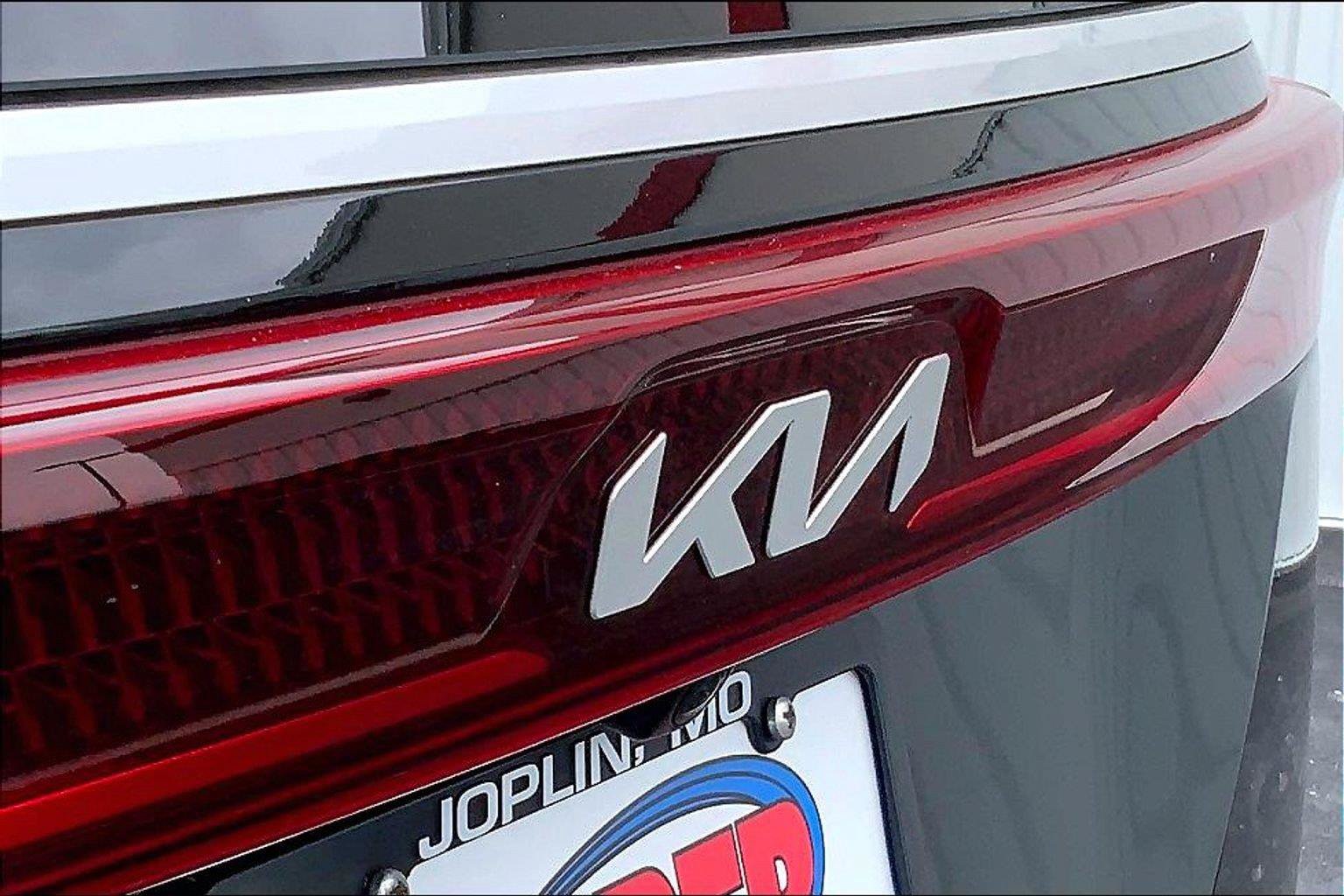 Used 2024 Kia Carnival LX FWD image 27