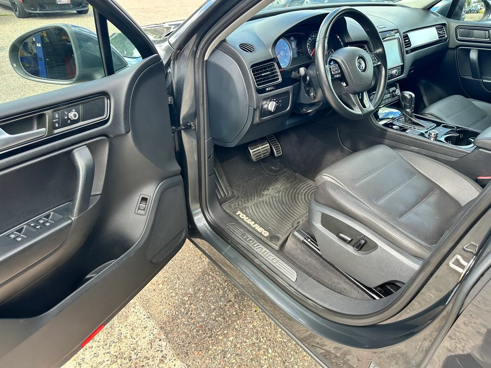 Used 2014 Volkswagen Touareg Sport AWD/4WD image 9