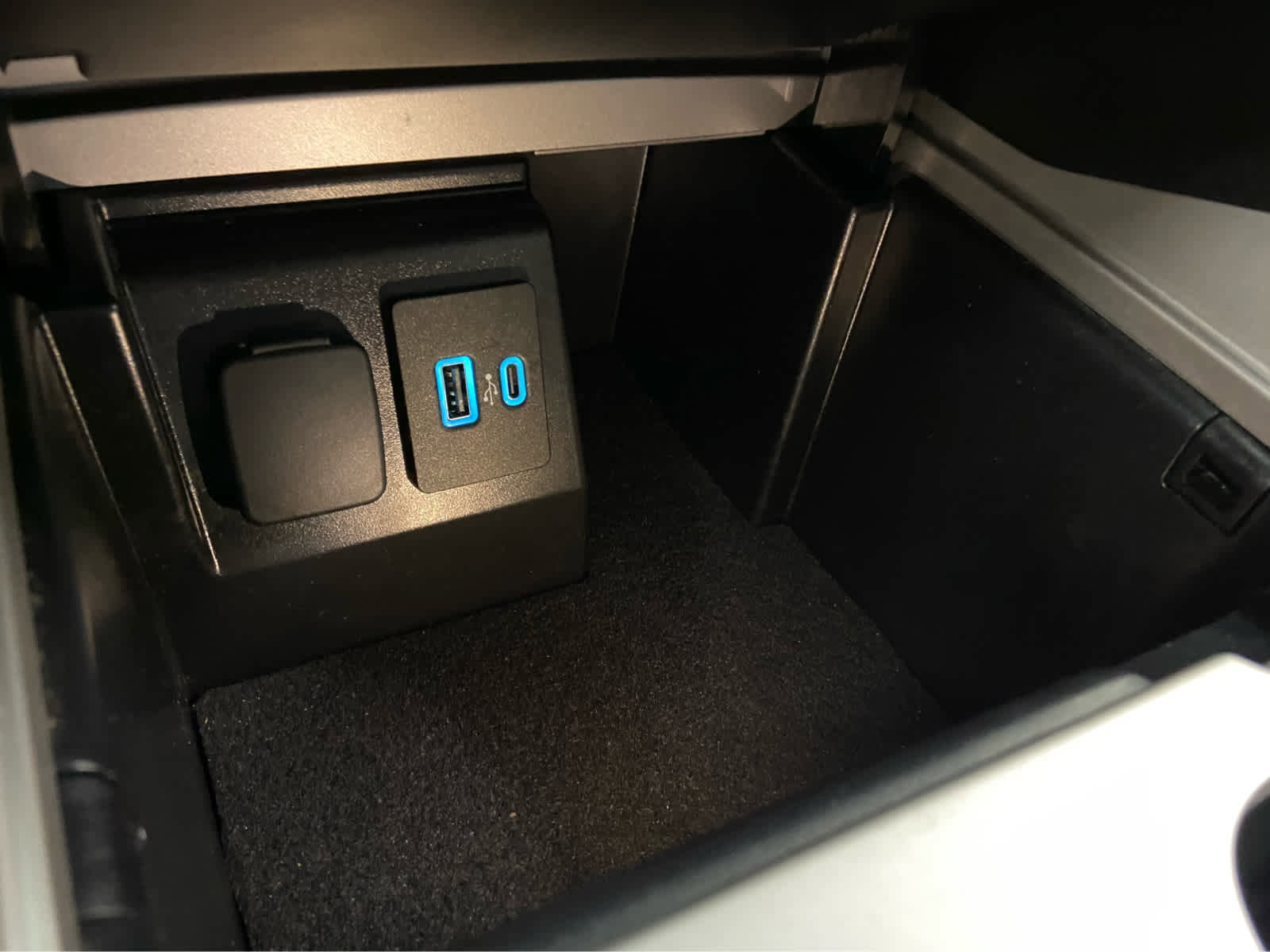 Used 2023 Ford Explorer XLT w/ Equipment Group 202A AWD/4WD image 39