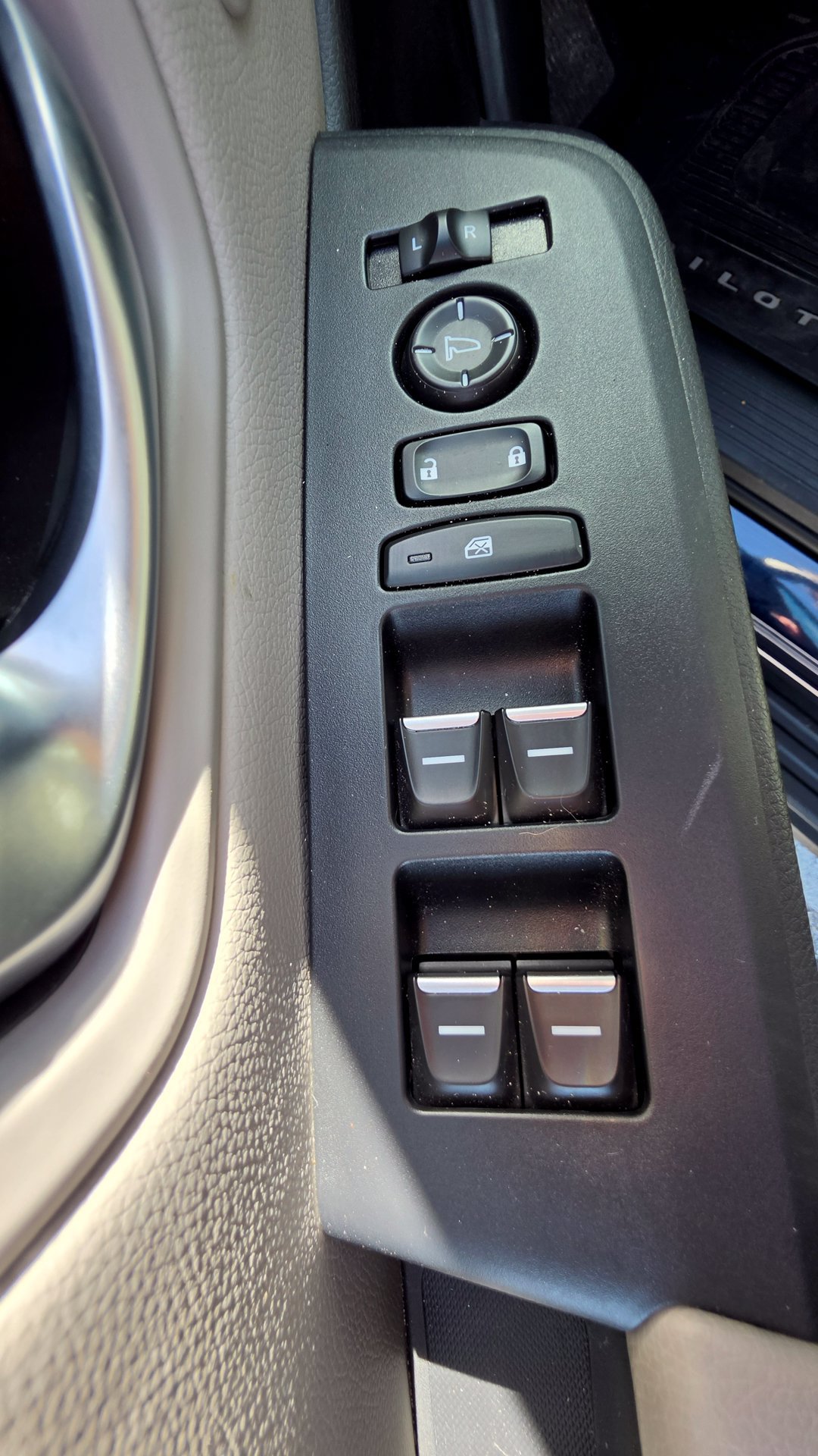 Used 2025 Honda Pilot Touring image 14
