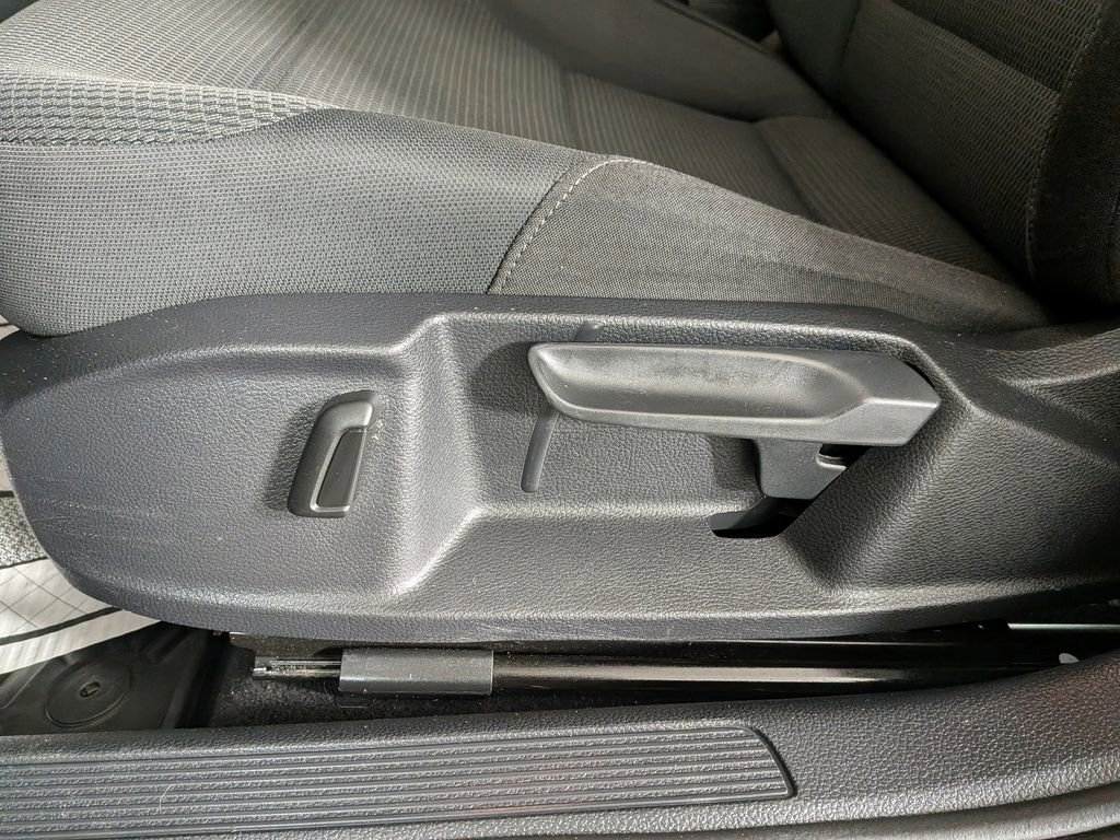 Used 2019 Volkswagen Golf S image 18