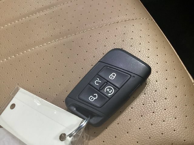 Certified 2024 Volkswagen Tiguan SE R-Line AWD/4WD image 27