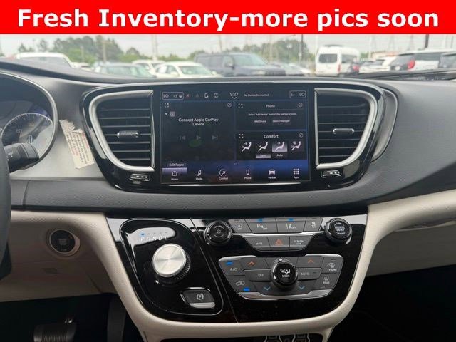 Used 2023 Chrysler Pacifica Touring-L FWD image 7