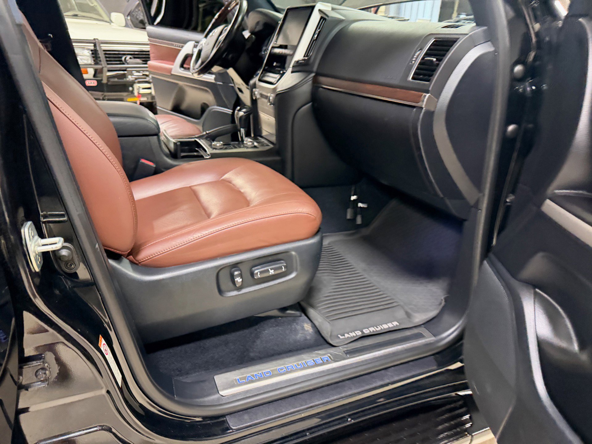 Used 2018 Toyota Land Cruiser w/ Carpet Mat Package AWD/4WD image 25