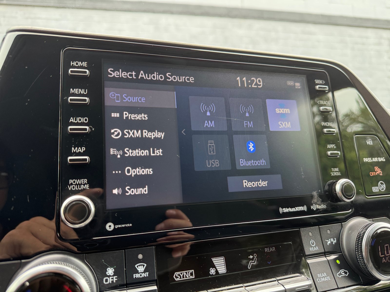 Used 2022 Toyota Highlander LE AWD/4WD image 19