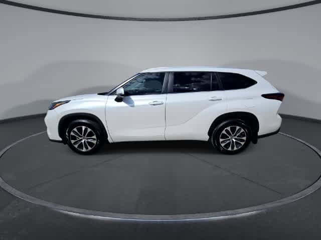Used 2024 Toyota Highlander XLE FWD image 5