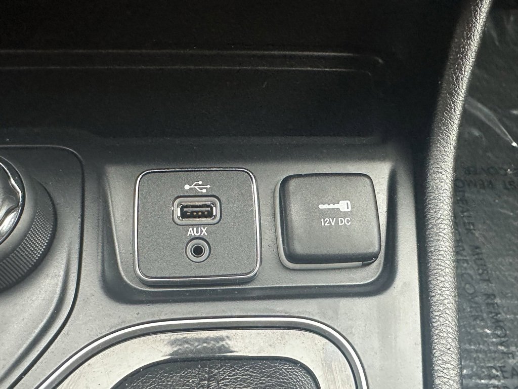 Used 2019 Jeep Cherokee Overland w/ Technology Group image 28