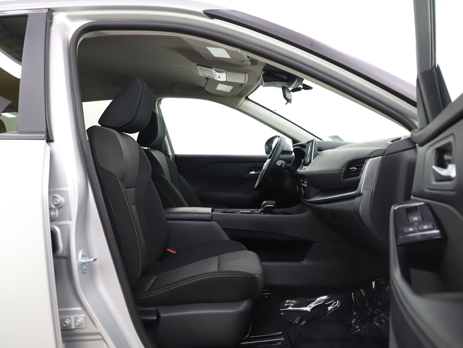 Used 2025 Nissan Rogue SV image 11