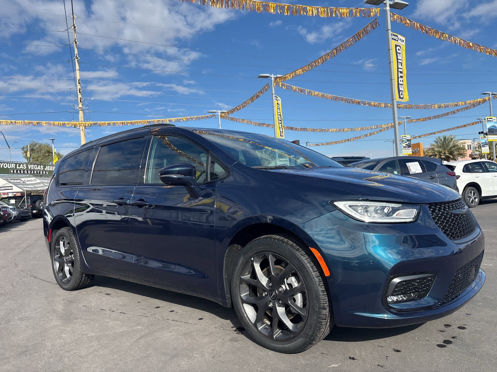 Used 2022 Chrysler Pacifica Limited w/ Uconnect Theater Family Group image 3