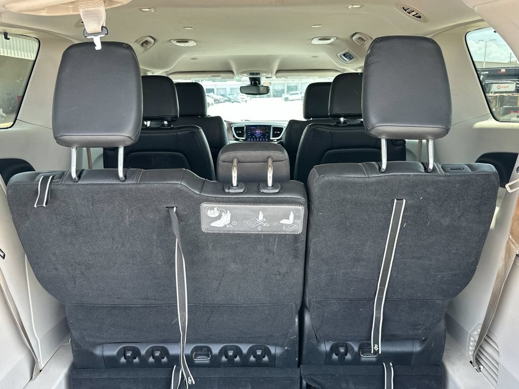 Used 2017 Chrysler Pacifica Touring-L FWD image 16