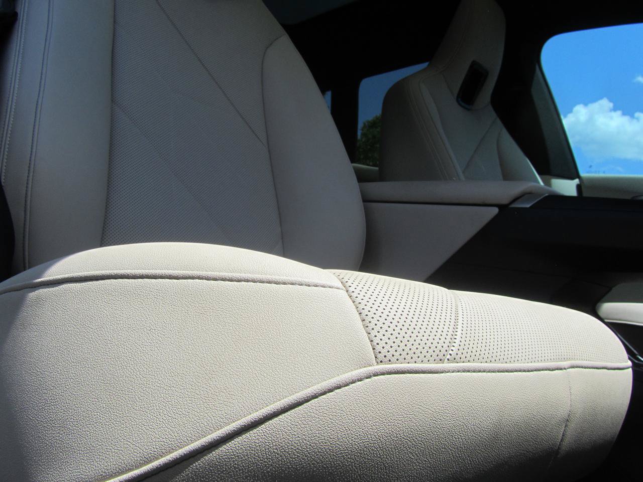 Used 2024 BMW iX xDrive50 w/ Sport Package AWD/4WD image 23