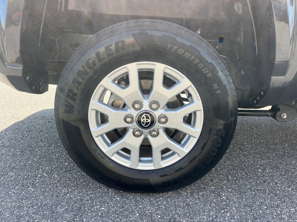 Certified 2025 Toyota Tacoma SR5 image 27