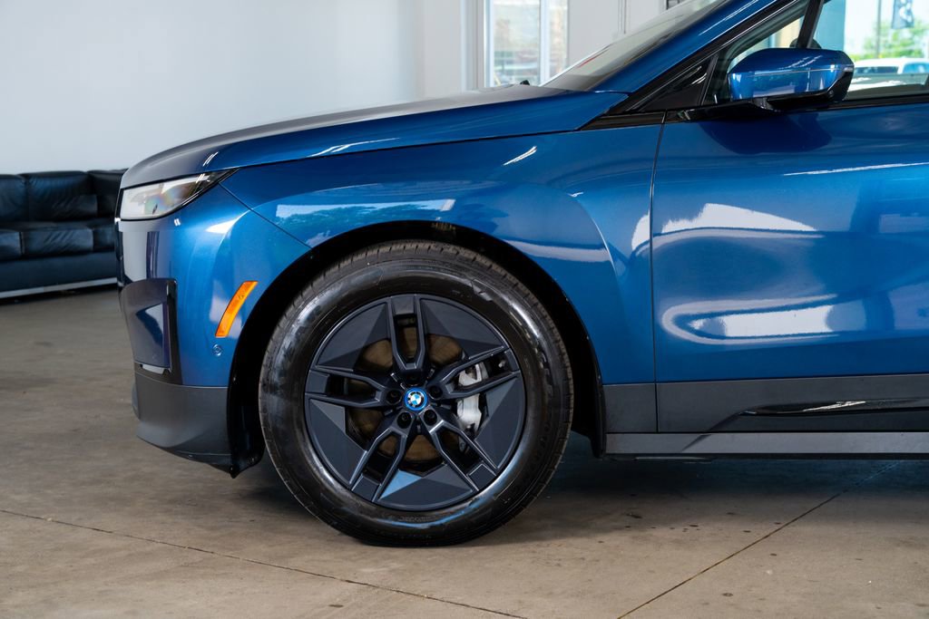 Used 2023 BMW iX xDrive50 w/ Premium Package AWD/4WD image 9