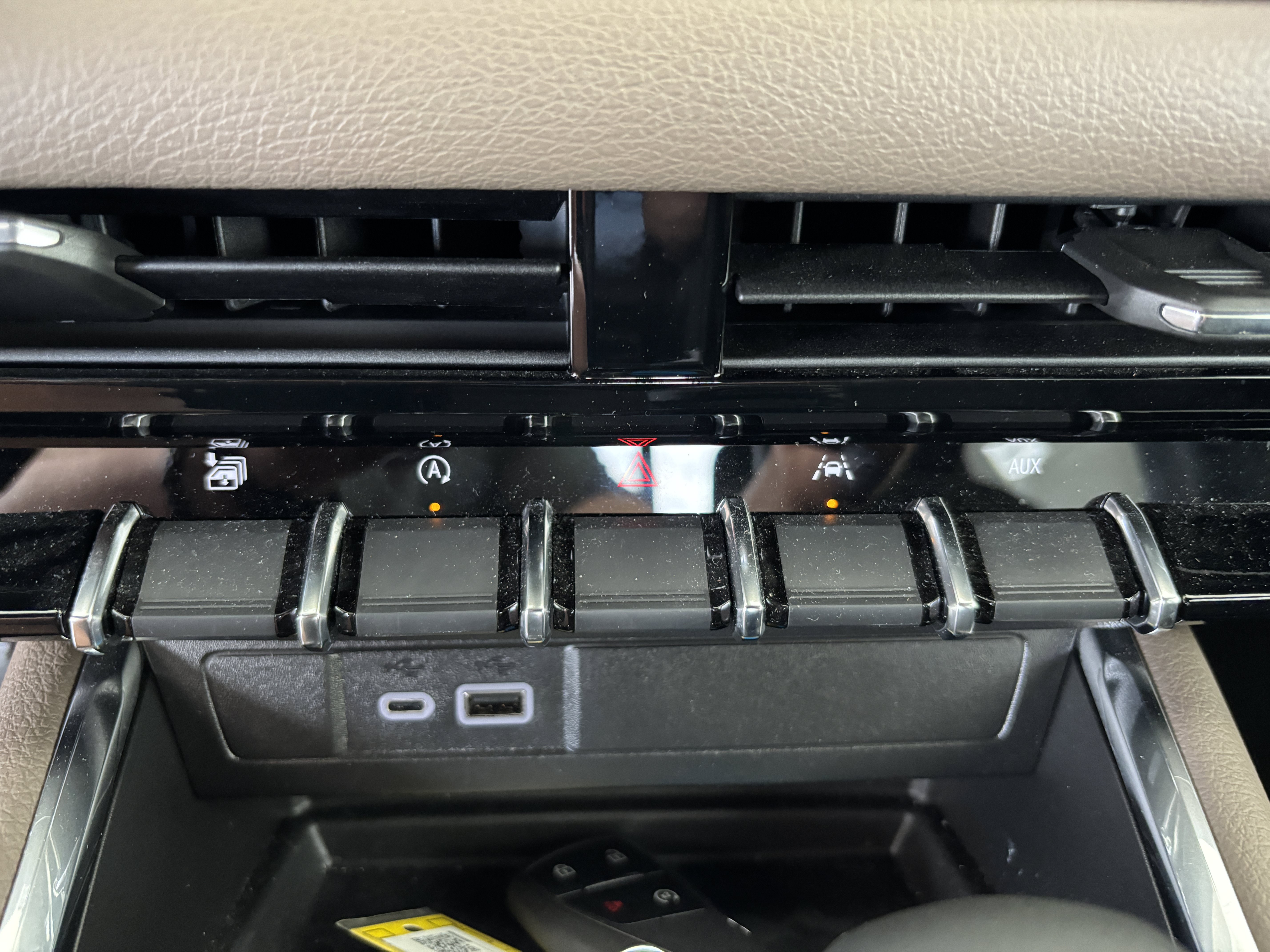 Used 2025 GMC Canyon Denali AWD/4WD image 16