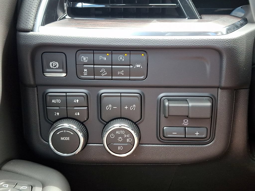 New 2026 Chevrolet Suburban Premier w/ Sun And Tow Package AWD/4WD image 17