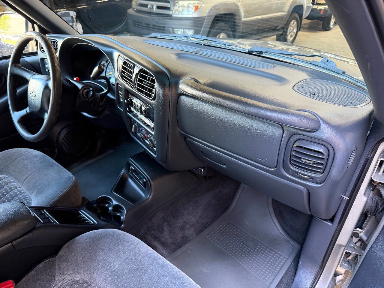 Used 2000 Chevrolet S10 Pickup LS w/ Preferred Equipment Group RWD image 18