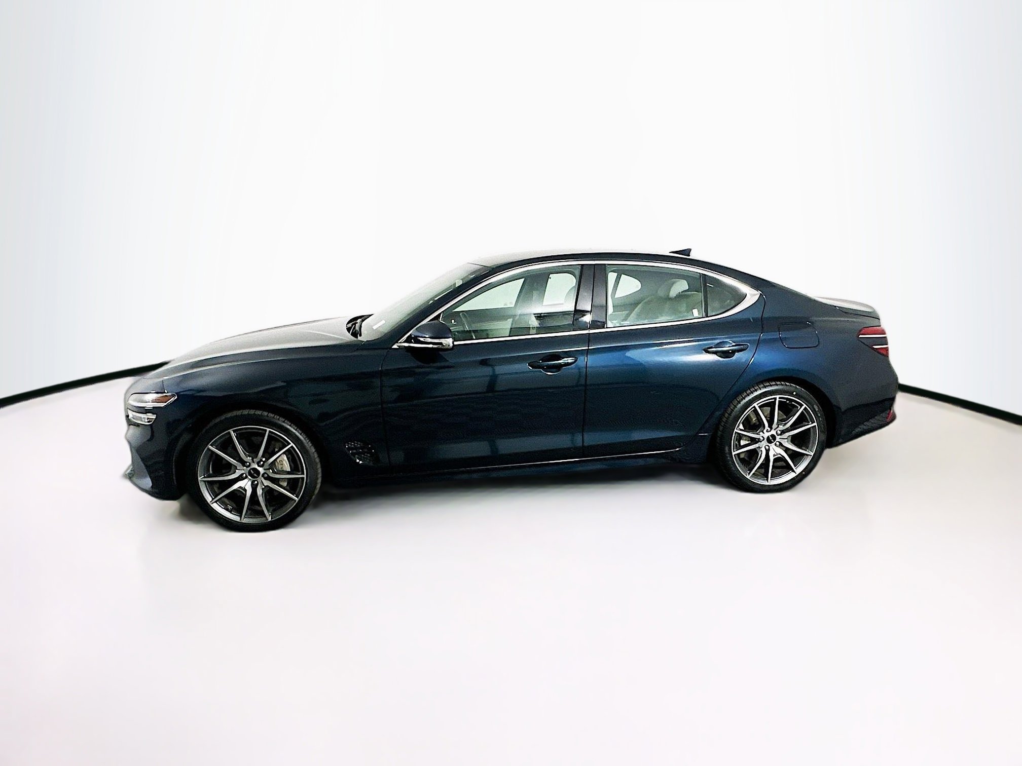 Used 2025 Genesis G70 2.5T image 4