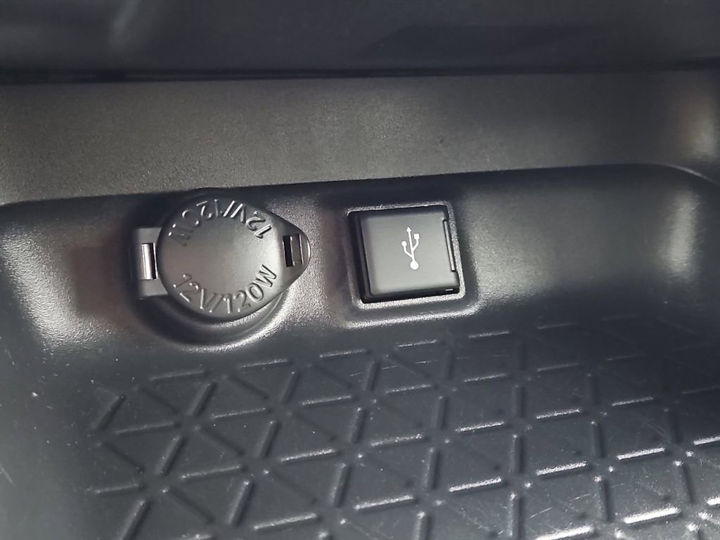 Used 2021 Toyota RAV4 LE image 17