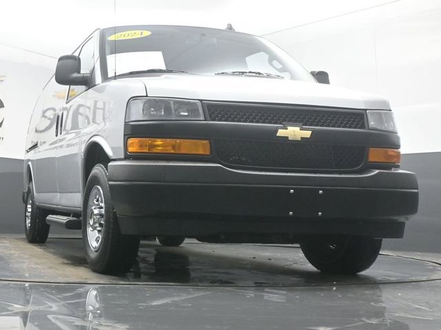 Used 2024 Chevrolet Express 3500 image 3