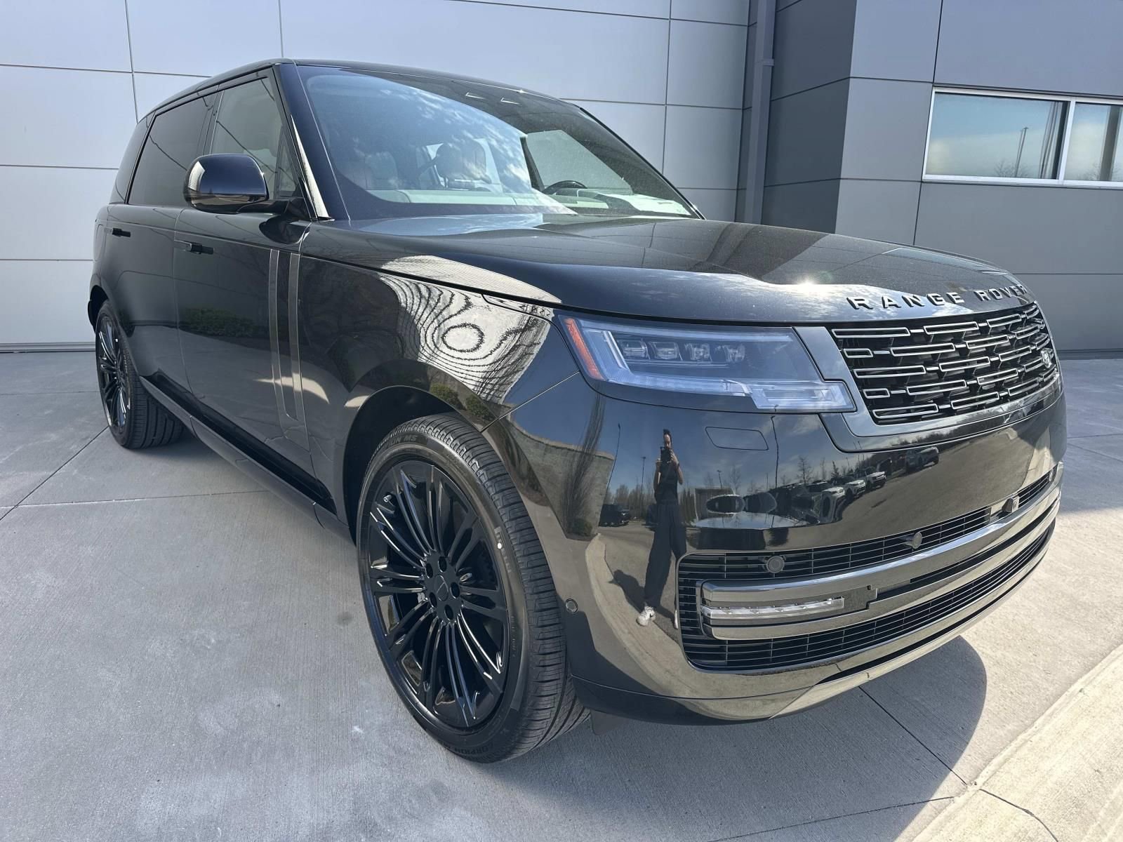 New 2026 Land Rover Range Rover Long Wheelbase SE AWD/4WD image 3