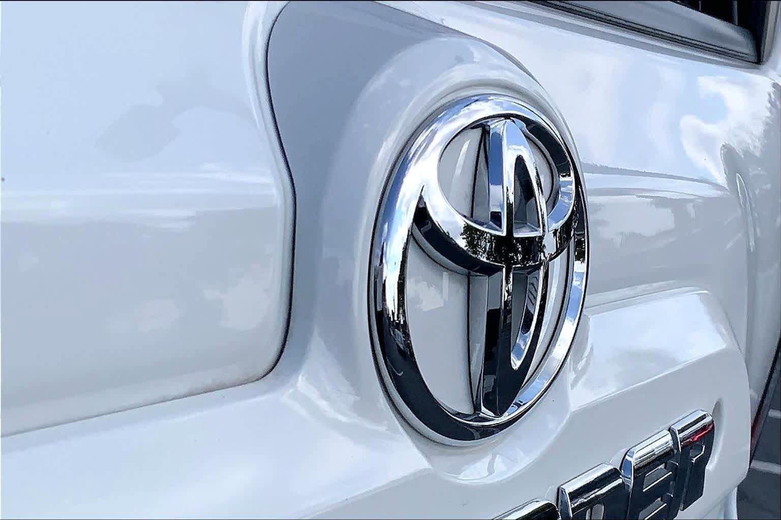 Certified 2018 Toyota 4Runner SR5 RWD image 28