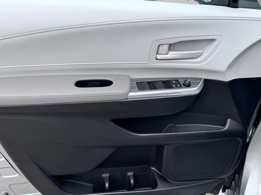 Used 2025 Toyota Sienna LE FWD image 28