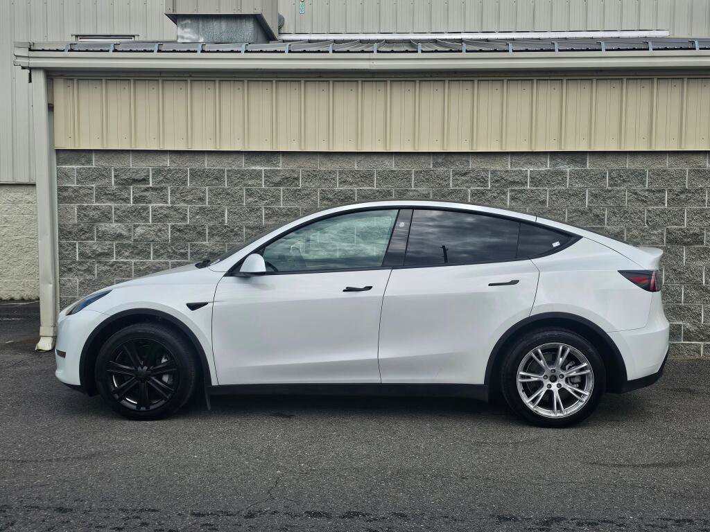 Used 2024 Tesla Model Y Long Range AWD/4WD image 3