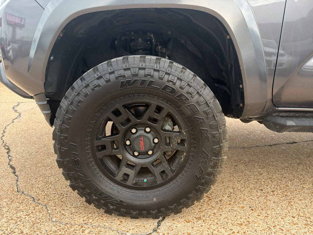 Used 2016 Toyota Tacoma SR5 w/ SR5 Appearance Package (SN) AWD/4WD image 9