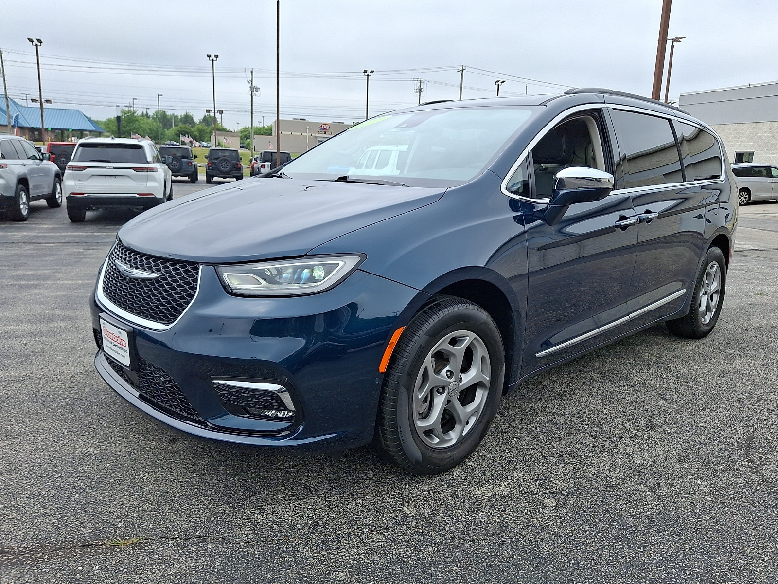 Used 2022 Chrysler Pacifica Limited w/ Uconnect Theater Family Group AWD/4WD image 6