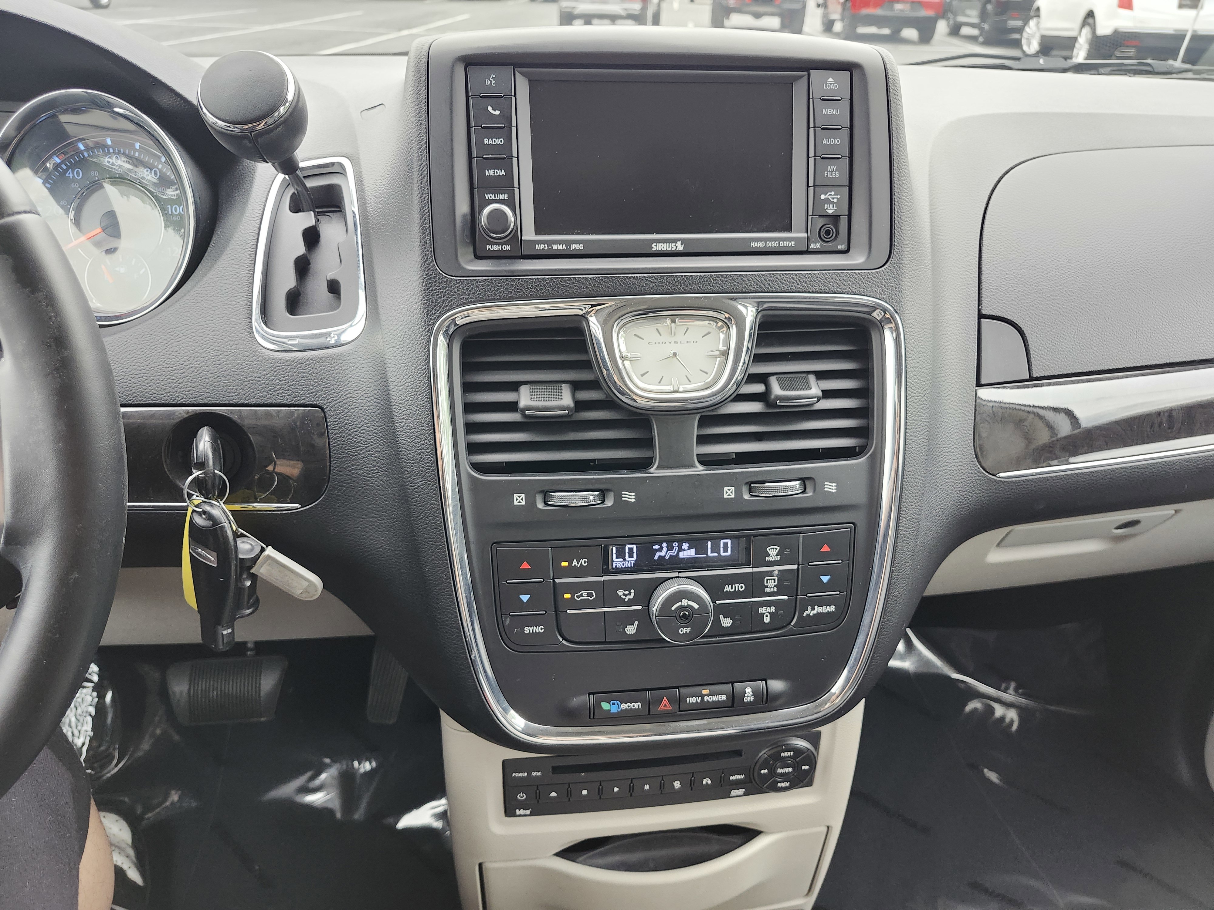 Used 2011 Chrysler Town & Country Touring-L w/ Entertainment Group #2 FWD image 4