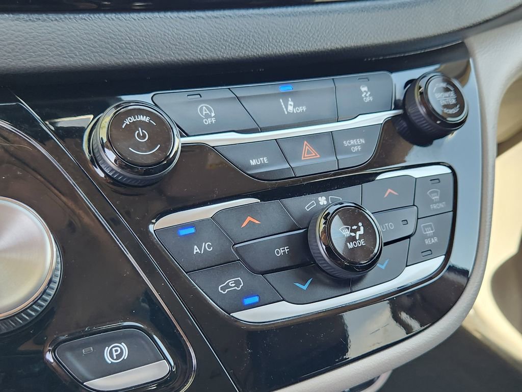 Used 2022 Chrysler Pacifica Touring-L FWD image 10