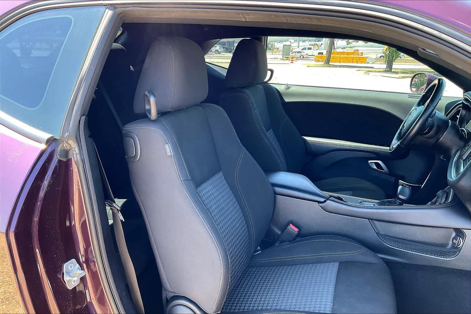 Used 2021 Dodge Challenger SXT w/ Driver Convenience Group RWD image 10