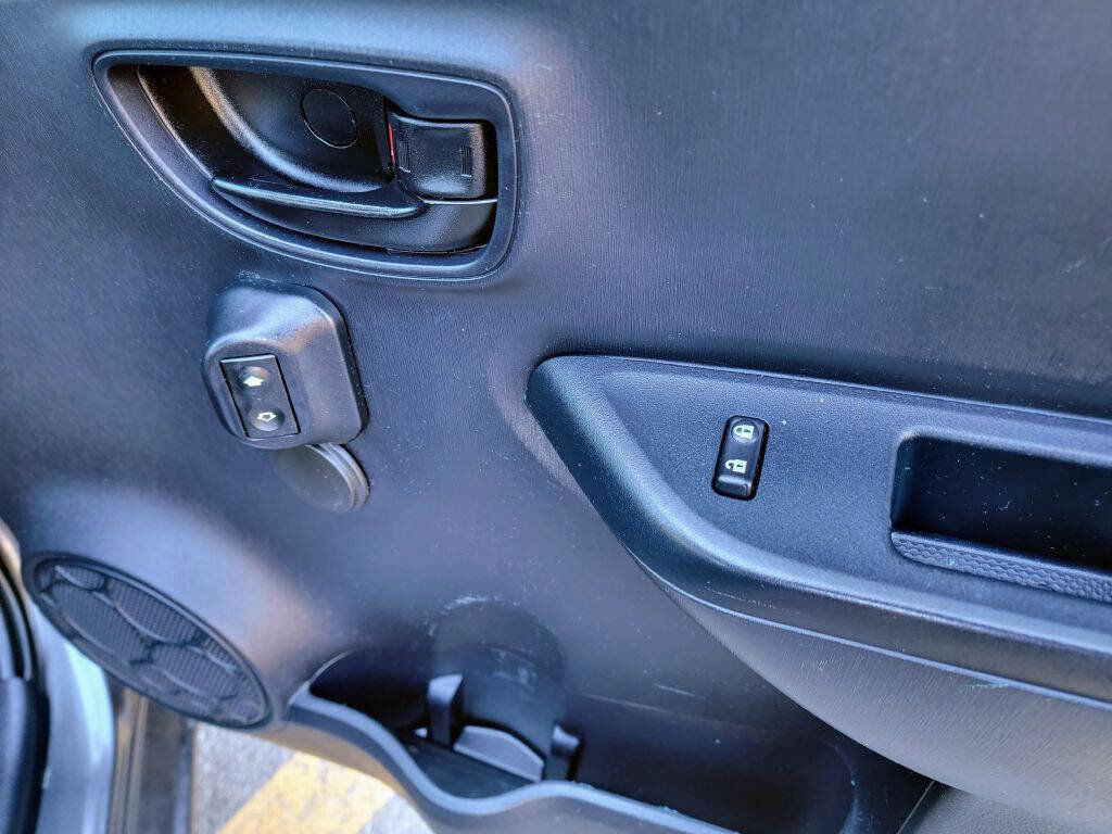 Used 2014 Toyota Yaris L image 22