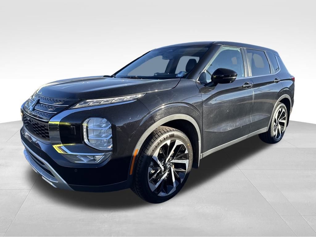 Used 2022 Mitsubishi Outlander SE image 1